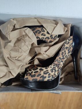 De Blossom Collection Leopard Print Peep-Toe Platform Heels - Tan & Black